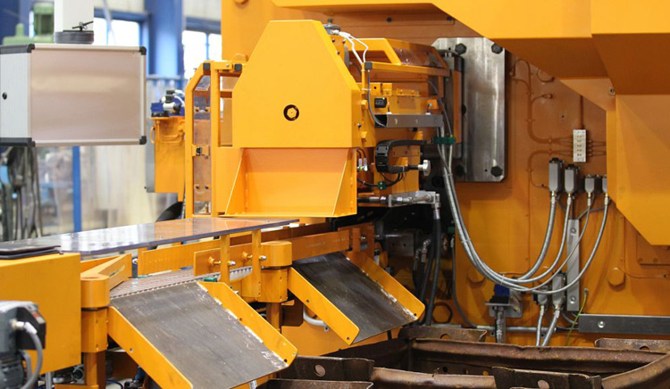 橡塑（sù）機械設（shè）備使用時應該注意哪（nǎ）些（xiē）問題？