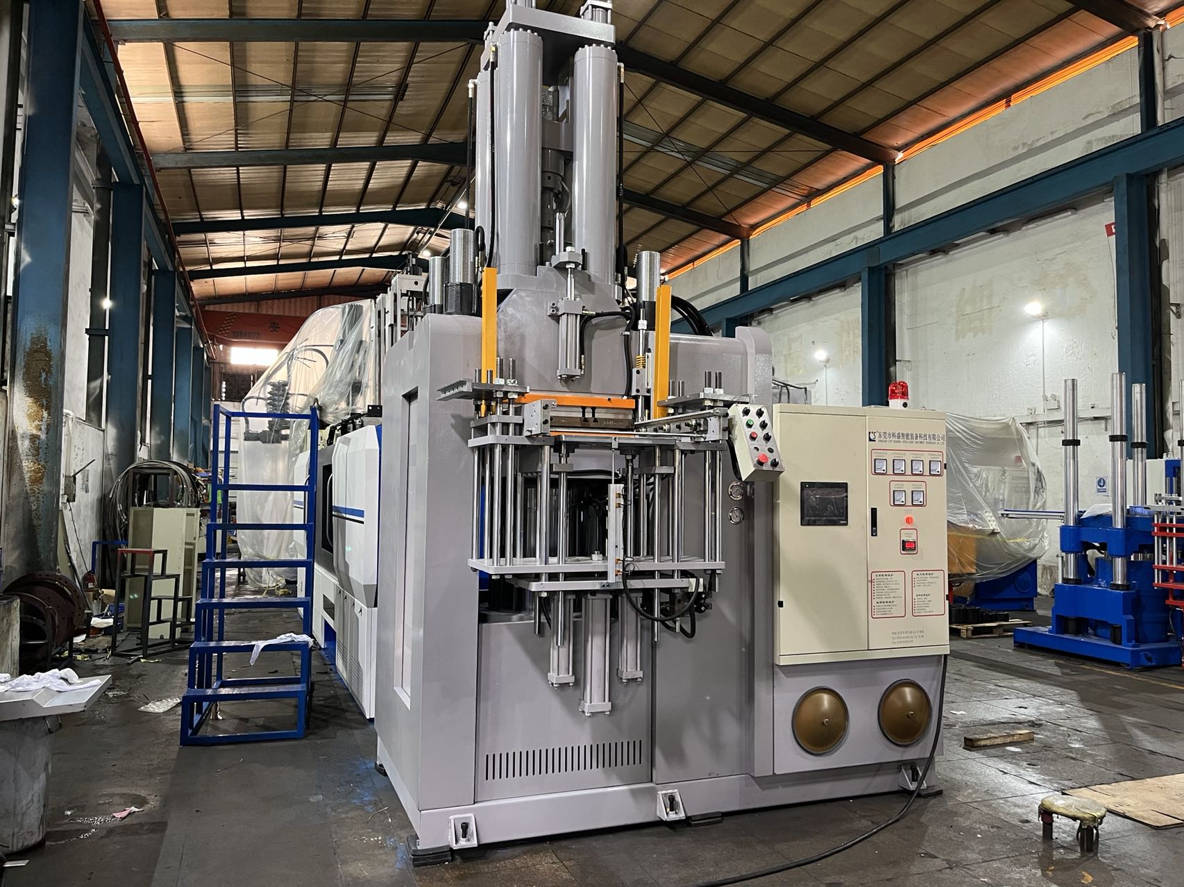 KSU立式橡膠射(shè)出機 (1).jpg